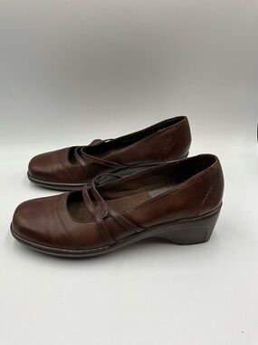 Clarks Pumps Size 9 Brown Leather Mary Jane Low Heel Pumps